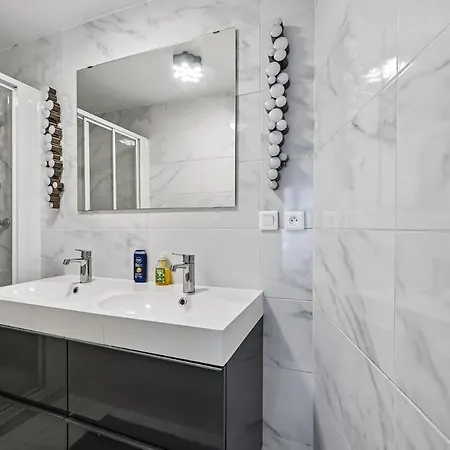 Modern Near Eiffel Tower * باريس