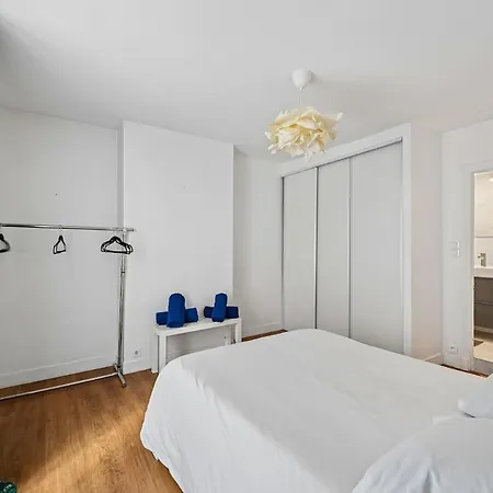 Modern Near Eiffel Tower باريس